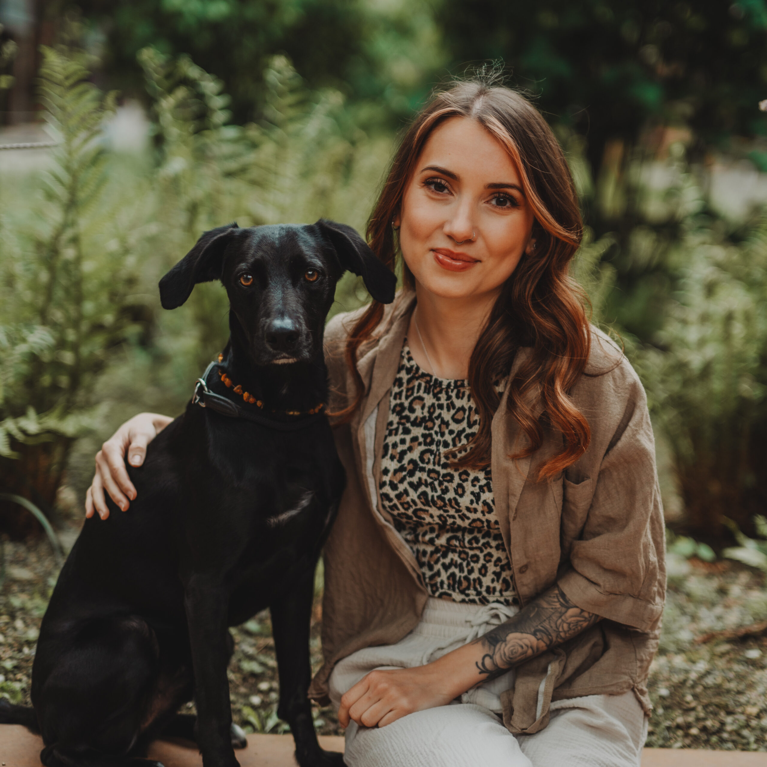 Porträtfoto von Anita mit ihrem Hund